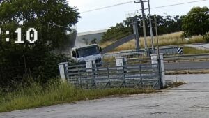 Λάρισα: Καρέ – καρέ η στιγμή που φορτηγό ξηλώνει γέφυρα σήμανσης (Βίντεο)