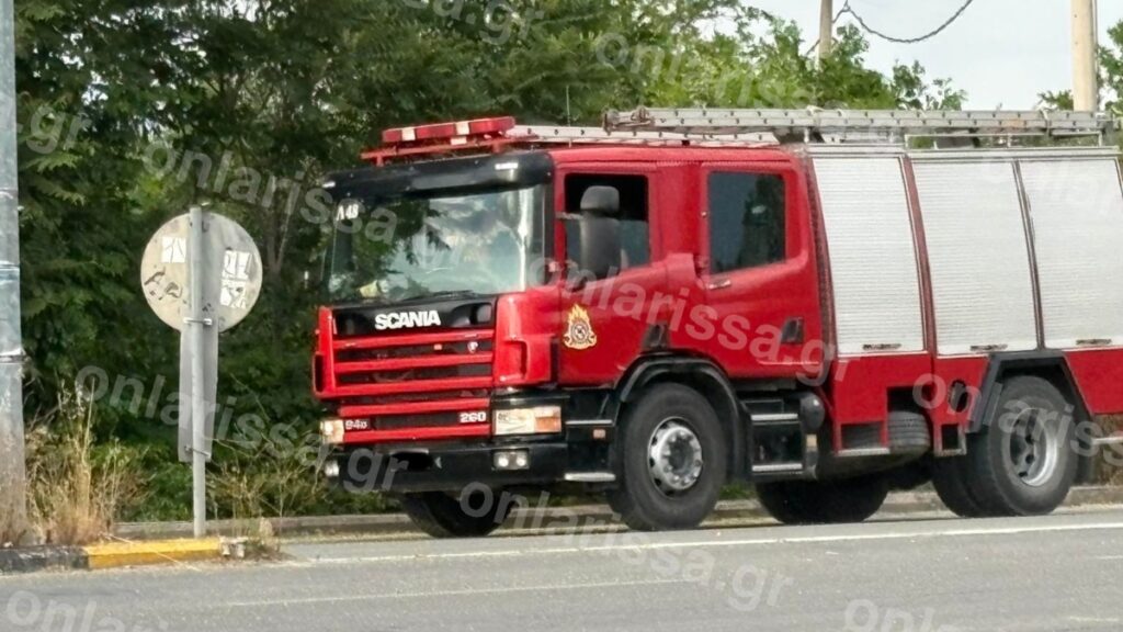 Λάρισα: Φορτηγό ξήλωσε γέφυρα και έπεσε σε μάντρα – Τραυματίστηκε ένας άνδρας
