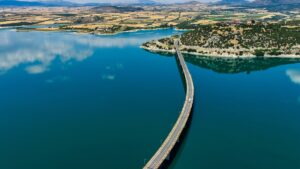 Συναγερμός στην Κοζάνη: Εντοπίστηκε σορός άνδρα μέσα σε αυτοκίνητο στη λίμνη Πολυφύτου