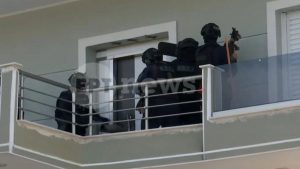 Άνω Λιόσια: Καρέ – καρέ η επιχείρηση της ΕΛΑΣ – 17 συλλήψεις για ναρκωτικά και ρευματοκλοπή (Βίντεο)