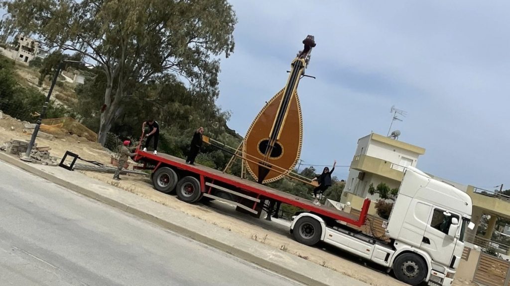 Ηράκλειο: Κατασκευάστηκε η μεγαλύτερη κρητική λύρα στον κόσμο στα Πιτσίδια (βίντεο+φωτογραφίες)