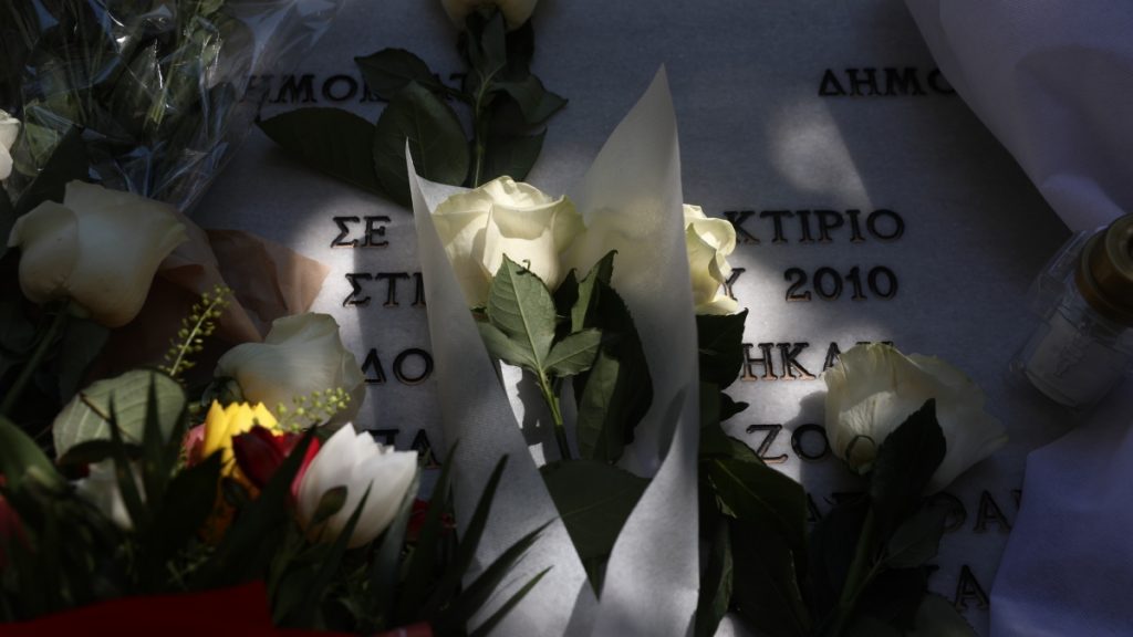 Marfin: 16 χρόνια από την τραγωδία – Πολίτες άφησαν λουλούδια στο μνημείο για τα θύματα (φωτογραφίες)