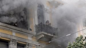 Δύο συλλήψεις για τον εμπρησμό στη Marfin με τους τρεις νεκρούς το 2010 – Ένταλμα και για μία γυναίκα που ζει στο εξωτερικό