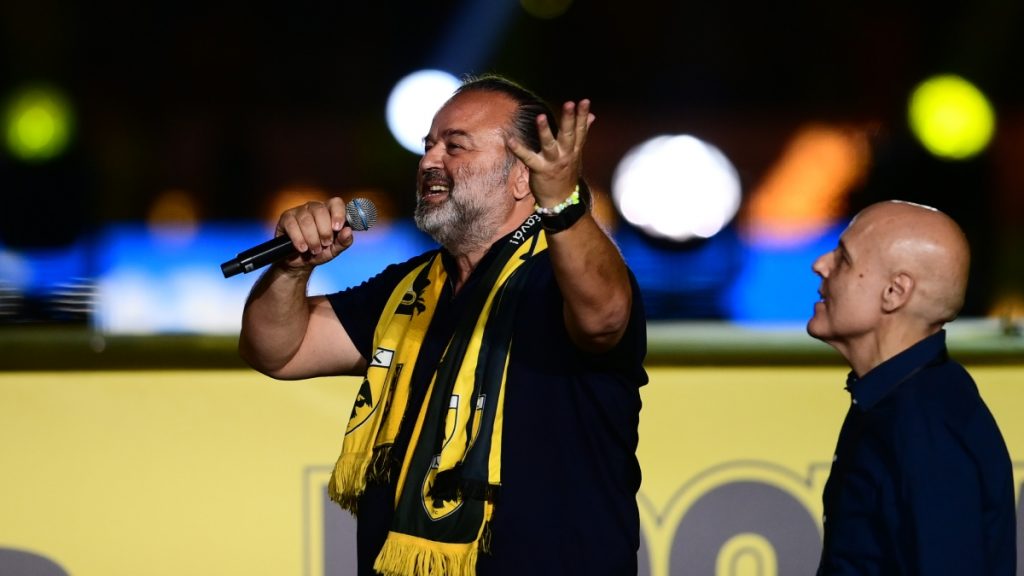 Απίστευτος Μάριος Ηλιόπουλος στη φιέστα της ΑΕΚ – Έκανε το χατίρι στον κόσμο και τραγούδησε (Βίντεο)