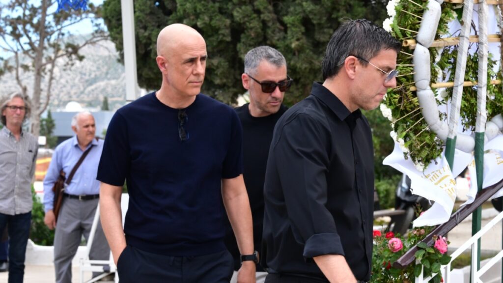 Κηδεία Γωγώς Μαστροκώστα: Σύσσωμο το ελληνικό ποδόσφαιρο στο πλευρό του Τραϊανού Δέλλα – Δείτε εικόνες