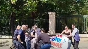 Επεισόδια σε συγκέντρωση διαμαρτυρίας έξω από το Μαξίμου μεταξύ φοιτητών και αστυνομίας (βίντεο)