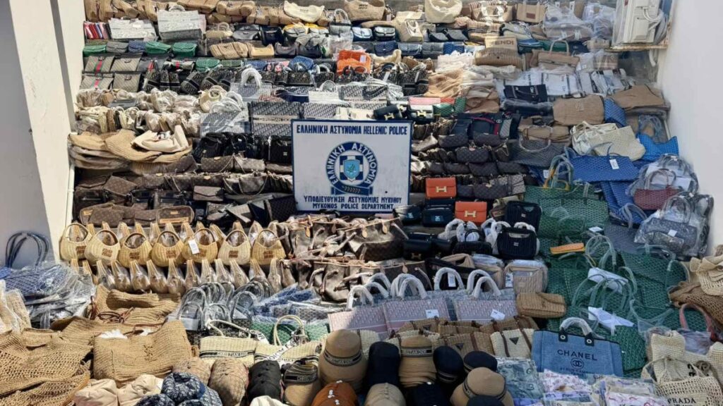 Μύκονος: Χειροπέδες σε τέσσερα άτομα που πουλούσαν ‘μαϊμού” προϊόντα σε τουρίστες (βίντεο)