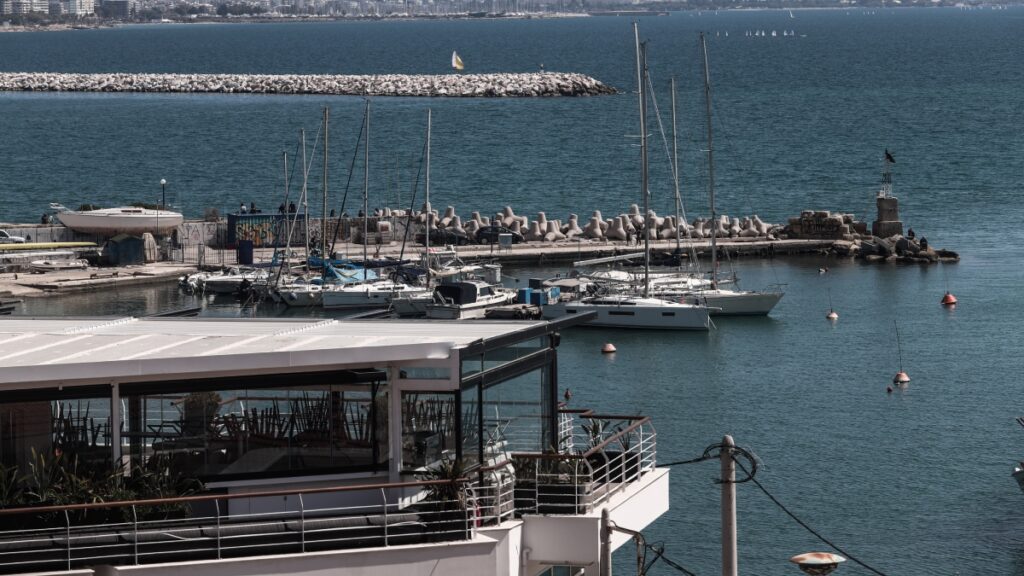 Μικρολίμανο: Αστυνομικοί πυροβόλησαν και τραυμάτισαν άνδρα που έβγαλε όπλο – Κουβαλούσε έξι χειροβομβίδες
