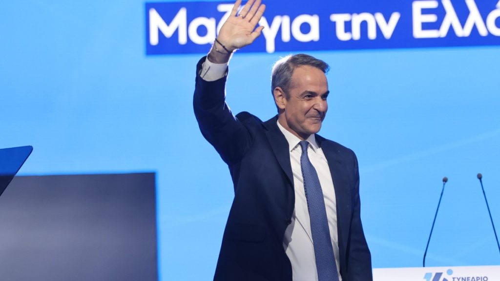 Οι selfies και το πείραγμα στον γιο του Κωνσταντίνο – Το βίντεο του Μητσοτάκη για την παρουσία στο 16ο Συνέδριο της ΝΔ
