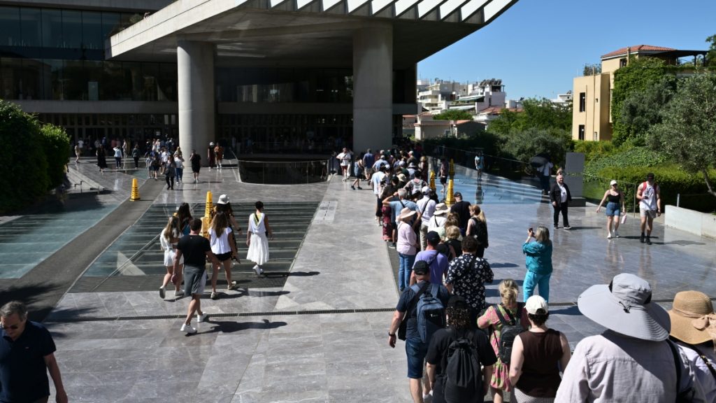 Μεγάλες ουρές έξω από το Μουσείο της Ακρόπολης – Ελεύθερη η είσοδος λόγω της Διεθνούς Ημέρας Μουσείων