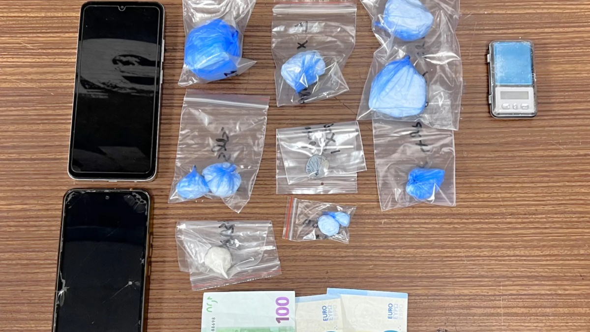 Συνελήφθη 57χρονος δραπέτης για διακίνηση ναρκωτικών στην Αττική – Κατασχέθηκαν ποσότητες ηρωίνης και κοκαΐνης