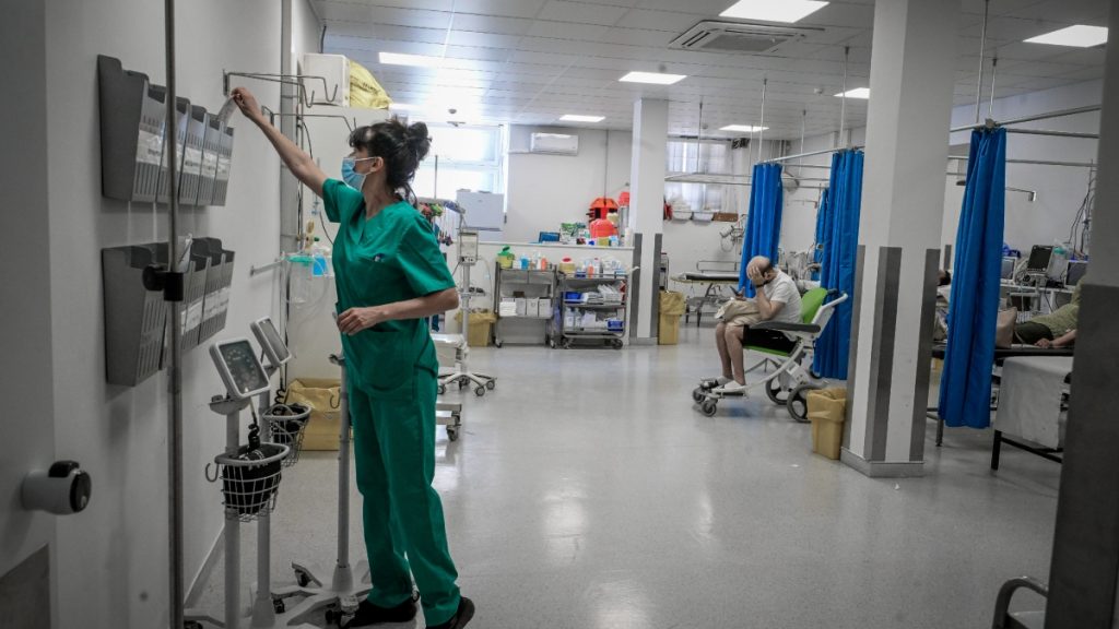 Παγκόσμια ημέρα νοσηλευτή: Χαμηλές αμοιβές, σοβαρές ελλείψεις προσωπικού και εξουθενωμένοι οι Έλληνες 