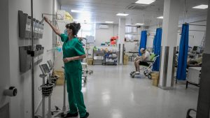 Παγκόσμια ημέρα νοσηλευτή: Χαμηλές αμοιβές, σοβαρές ελλείψεις προσωπικού και εξουθενωμένοι οι Έλληνες 