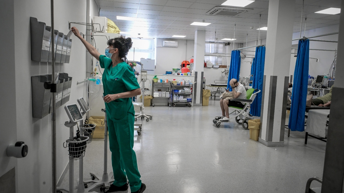 Παγκόσμια ημέρα νοσηλευτή: Χαμηλές αμοιβές, σοβαρές ελλείψεις προσωπικού και εξουθενωμένοι οι Έλληνες 