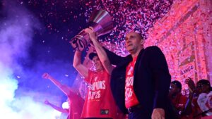 Αποθέωση για τους αδελφούς Αγγελόπουλους στη φιέστα για την κατάκτηση της Euroleague – “Πόσοι είμαστε δεν βλέπω;  Πάμε να πάρουμε και άλλα ευρωπαϊκά” (βίντεο)