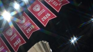 Ολυμπιακός – ΑΕΚ: Στον ουρανό του ΣΕΦ το λάβαρο για το 4ο τρόπαιο της Euroleague (Βίντεο – Φωτογραφίες)