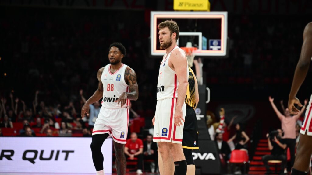 Ολυμπιακός – ΑΕΚ: Απίθανο buzzer beater του Βεζένκοφ από το κέντρο του παρκέ (Βίντεο)