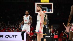 Ολυμπιακός – ΑΕΚ: Απίθανο buzzer beater του Βεζένκοφ από το κέντρο του παρκέ (Βίντεο)
