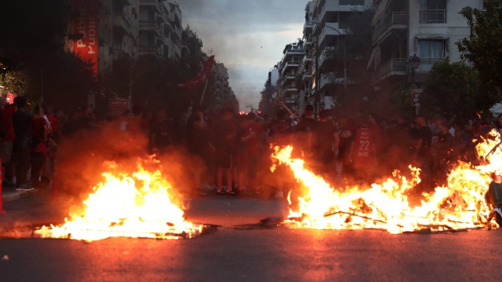 Ξέσπασαν βάζοντας φωτιές στον Πειραιά οι φίλαθλοι του Ολυμπιακού – Τα συγχαρητήρια της ΠΑΕ για την πρόκριση στον τελικό της Euroleague (Φωτογραφίες)