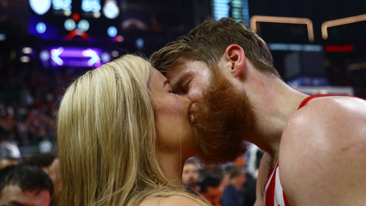 Euroleague: Η τρυφερή στιγμή Γουόκαπ και Εστρέλα Νούρι μετά τον θρίαμβο του Ολυμπιακού