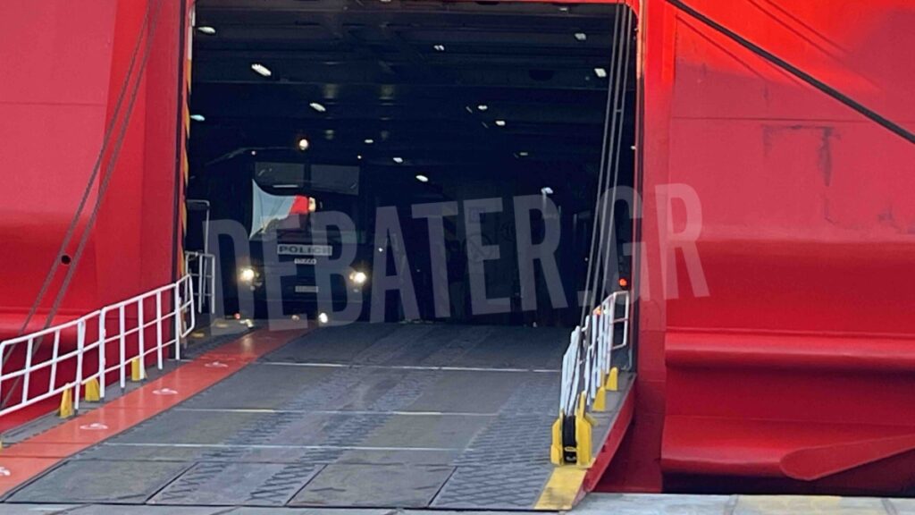 ΟΠΕΚΕΠΕ: Έφτασαν στον Πειραιά οι 20 συλληφθέντες – Θα λογοδοτήσουν στην ευρωπαϊκή εισαγγελία (βίντεο)