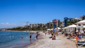 «Βούλιαξαν» από κόσμο οι παραλίες της Αττικής: Βουτιές και χαλάρωση για όσους δεν έφυγαν το τριήμερο (Εικόνες)
