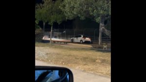 Οδηγός αυτοκινήτου χρησιμοποιεί τις ράγες του τραμ για να γλιτώσει κίνηση στην παραλιακή (βίντεο)
