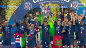 Champions League: Η στιγμή που ο Μαρκίνιος της Παρί σηκώνει την κούπα με τα “μεγάλα αυτιά” στον ουρανό της Βουδαπέστης
