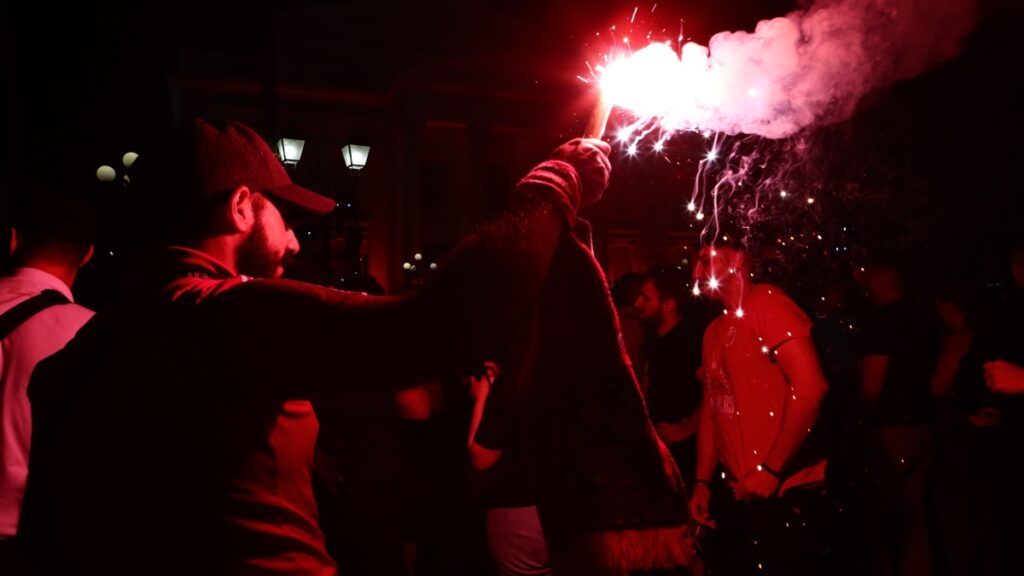 Ολυμπιακός: “Καίγεται” το Πασαλιμάνι μετά την κατάκτηση της Euroleague – Ξεχύθηκαν οι ερυθρόλευκοι οπαδοί στους δρόμους (Εικόνες & Βίντεο)