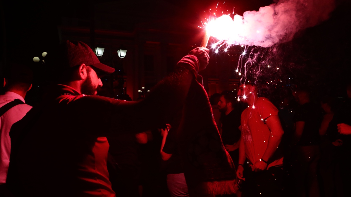 Ολυμπιακός: “Καίγεται” το Πασαλιμάνι μετά την κατάκτηση της Euroleague – Ξεχύθηκαν οι ερυθρόλευκοι οπαδοί στους δρόμους (Εικόνες & Βίντεο)