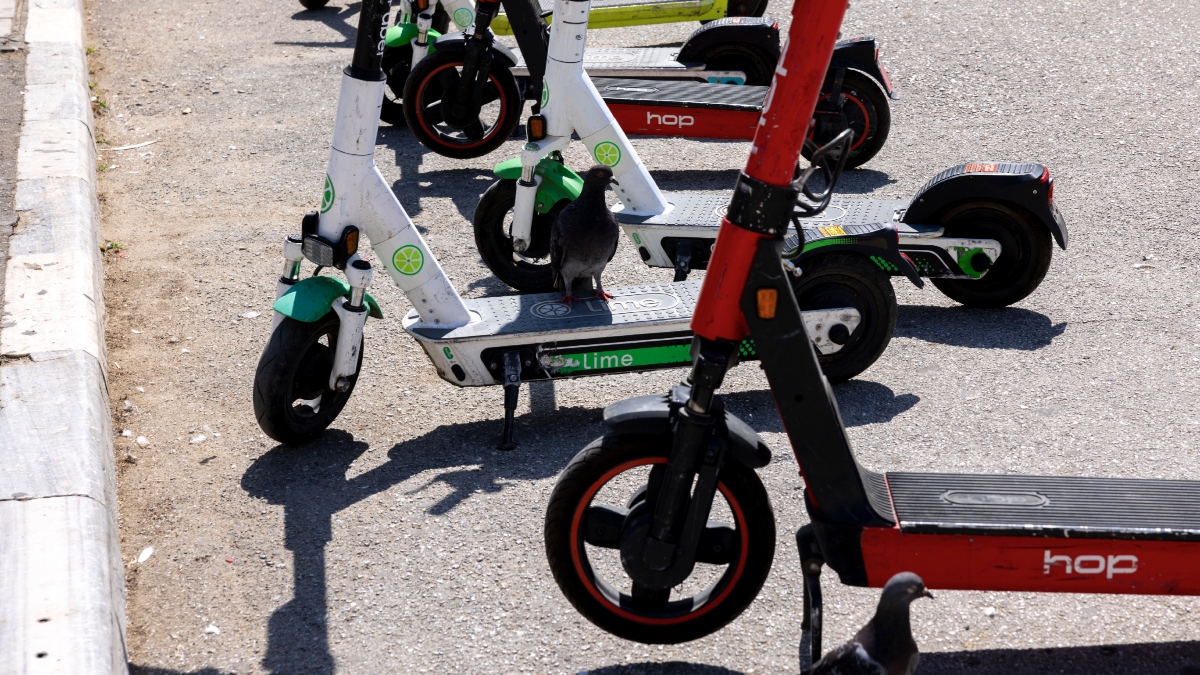 Σκηνές απίστευτης επικινδυνότητας στον Κηφισό: Οδηγός… πατινιού εγκλωβίστηκε στη νησίδα (βίντεο)