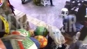 Αιματηρή επίθεση στην Πατησίων: Η στιγμή που οι δράστες πλησιάζουν το θυμα τους – Βίντεο ντοκουμέντο του DEBATER