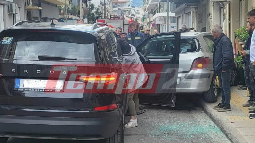 Τρόμος στην Πάτρα: Αυτοκίνητο έπεσε πάνω σε σταθμευμένο όχημα και χτύπησε πεζή