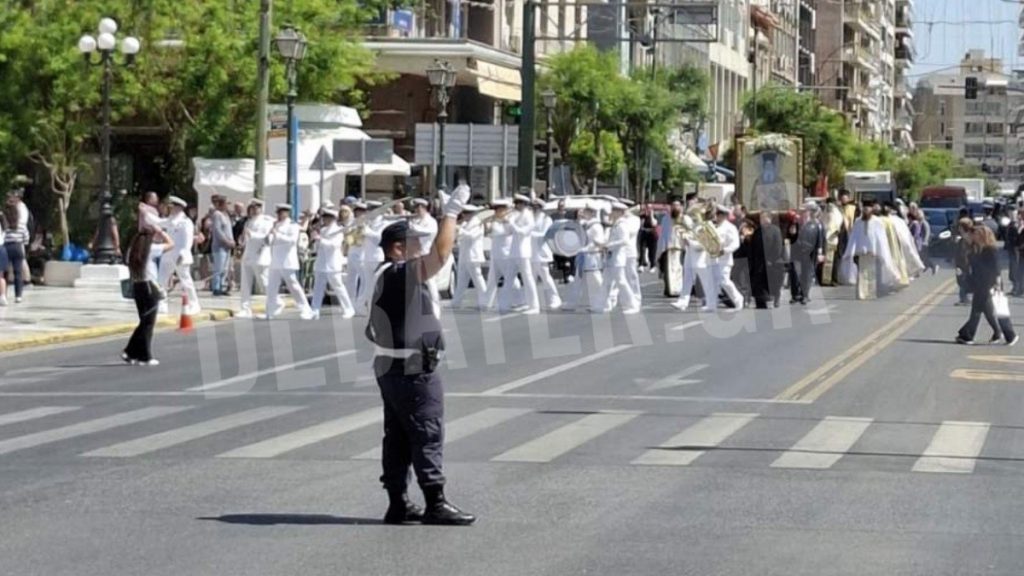 Συγκίνηση και πλήθος πιστών στον Πειραιά για την υποδοχή της Τιμίας Χειρός του Αγίου Δημητρίου Γκαγκαστάθη (φωτογραφίες)