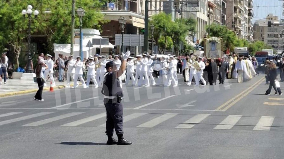 Συγκίνηση και πλήθος πιστών στον Πειραιά για την υποδοχή της Τιμίας Χειρός του Αγίου Δημητρίου Γκαγκαστάθη (φωτογραφίες)