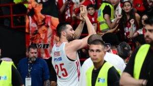 Άλεκ Πίτερς: Η τρομερή αποθέωση στο ΣΕΦ – «Για πάντα στο λιμάνι» (Βίντεο)