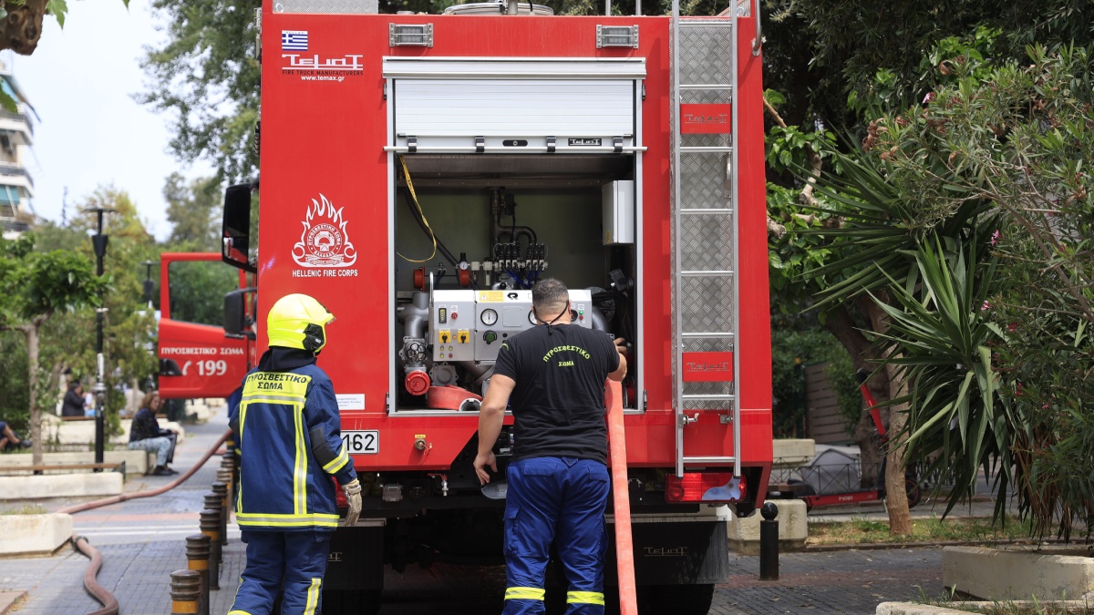 Φωτιά σε υπαίθριο χώρο κοντά στο γήπεδο της Ηλιούπολης – Ισχυρές πυροσβεστικές δυνάμεις στο σημείο