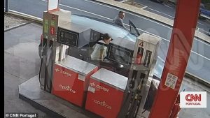 Πορτογαλία: Βίντεο με τα 2 αγοράκια πριν τα παρατήσει η μητέρα τους σε δάσος – Παίζουν μέσα στο αυτοκίνητο