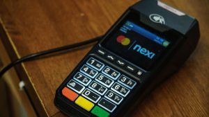 Μειώθηκαν τα περιστατικά απάτης με κάρτες, POS και ATM