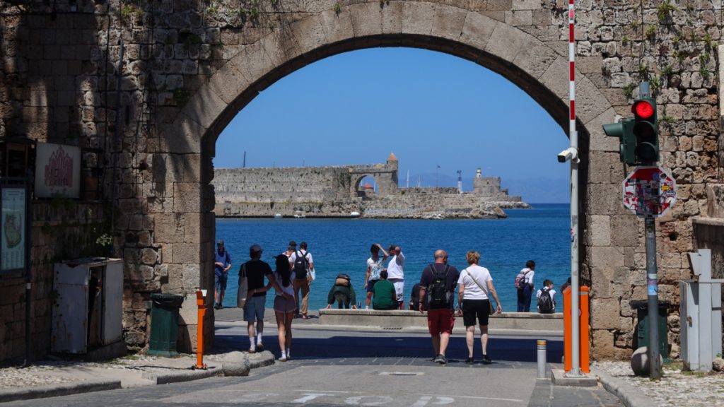 Ρόδος: Εντοπίστηκε σε εύθυμη κατάσταση 52χρονος Βρετανός τουρίστας που αναζητούνταν από χθες