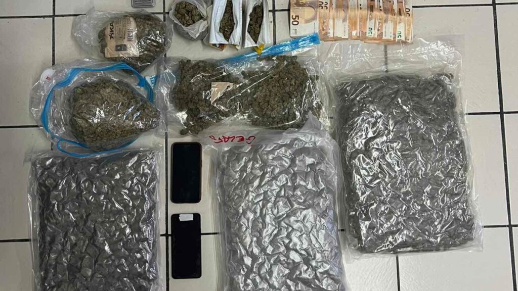 Σαντορίνη: Έφοδο της αστυνομίας σε 17 οικίες – Ελέγχθηκαν 68 άτομα και κατασχέθηκαν 4,7 κιλά κάνναβης