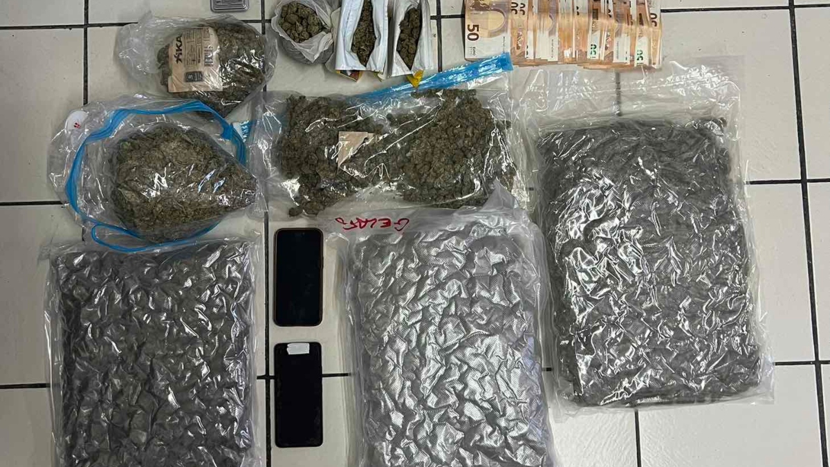 Σαντορίνη: Έφοδο της αστυνομίας σε 17 οικίες – Ελέγχθηκαν 68 άτομα και κατασχέθηκαν 4,7 κιλά κάνναβης