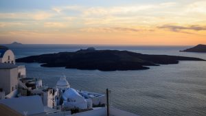 Σαντορίνη: Χειροπέδες σε τρεις γυναίκες που ξάφριζαν τσάντες και πορτοφόλια – Πάνω από 9.000 ευρώ η λεία τους