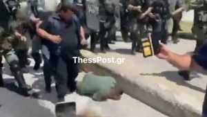 Επεισόδια μεταξύ αγροτών και ΜΑΤ στις Σέρρες – Λιποθύμησε αγρότης από τα δακρυγόνα (βίντεο)