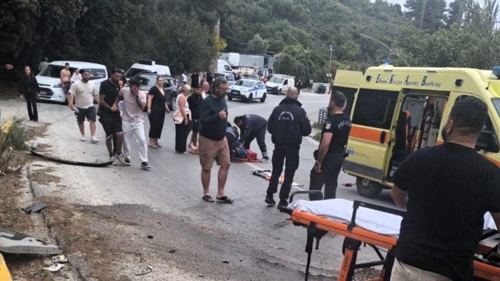 Σκιάθος: Όχημα εξετράπη της πορείας του και κατέληξε σε πόρτα ξενοδοχείου – Δυο τραυματίες