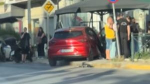 Νίκαια: Αυτοκίνητο έπεσε σε προαύλιο σουβλατζίδικου (βίντεο)