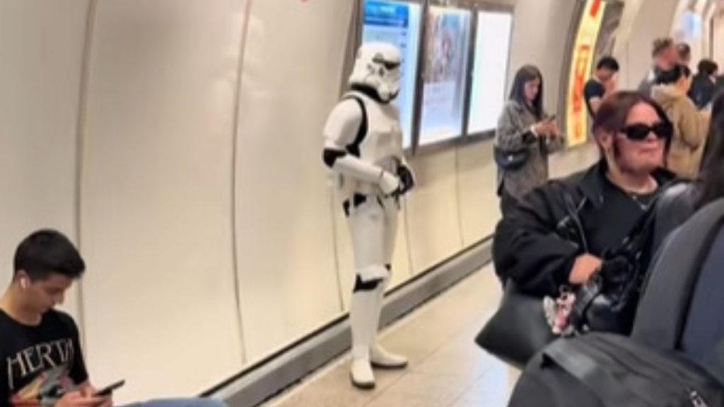Stormtrooper εμφανίστηκε στο μετρό την “ημέρα του πολέμου των άστρων” (βίντεο)