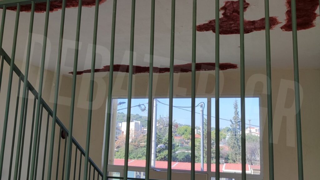 Απίστευτο και όμως Ελληνικό: Εκπαιδευτικοί περνάνε από ΕΔΕ για πτώσεις σοβάδων μέσα σε σχολική αίθουσα (βίντεο+εικόνα)