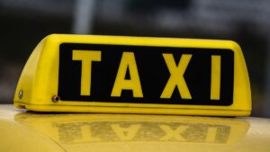 Μενίδι: Προσποιήθηκαν τους πελάτες και άρπαξαν τις εισπράξεις από οδηγό ταξί με την απειλή όπλου