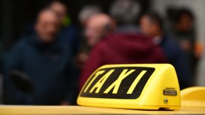 Πειραιάς: Συνελήφθη οδηγός Ταξί που χρέωσε τουρίστες 45 ευρώ για να τους μεταφέρει από το Μοναστηράκι